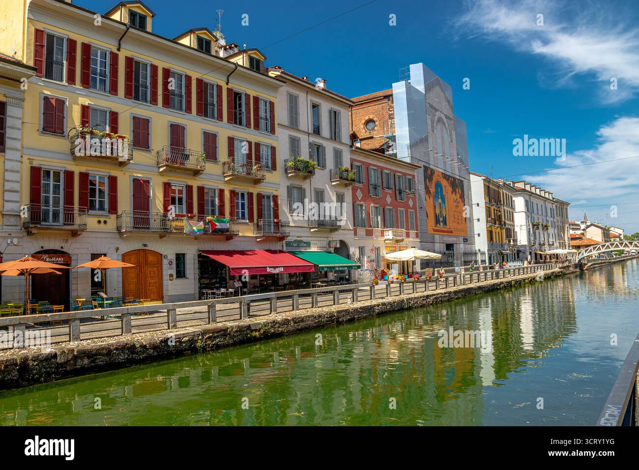 Naviglio Grande canal dans le quartier du canal Navigli, le quartier Navigli est l'un des quartiers les plus animés de Milan, Milan, Italie Banque D'Images