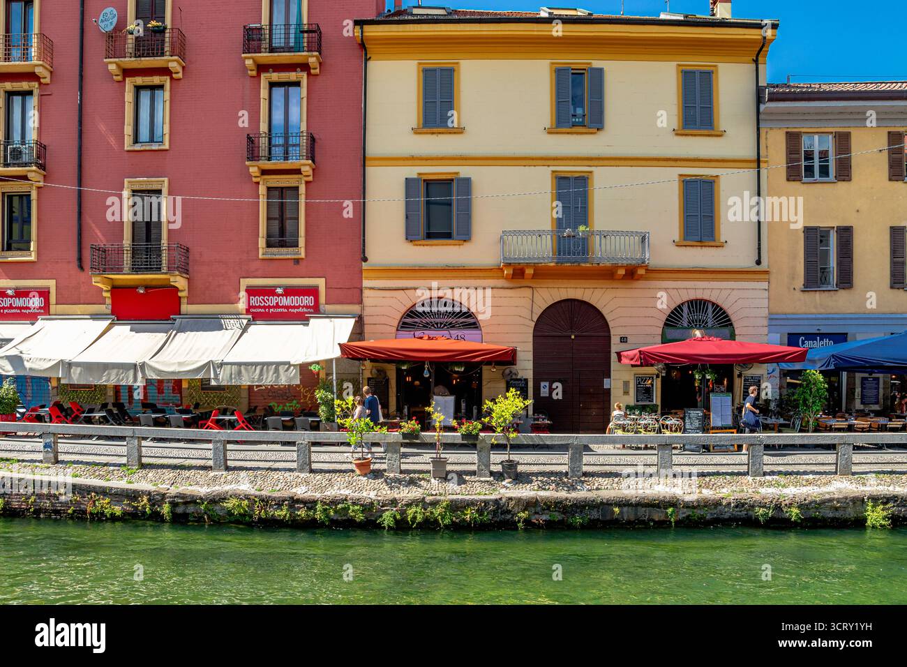 Bars et restaurants bordent le canal le long d'Alzaia Naviglio Grande dans le quartier du canal Navigli, Milan, Italie Banque D'Images