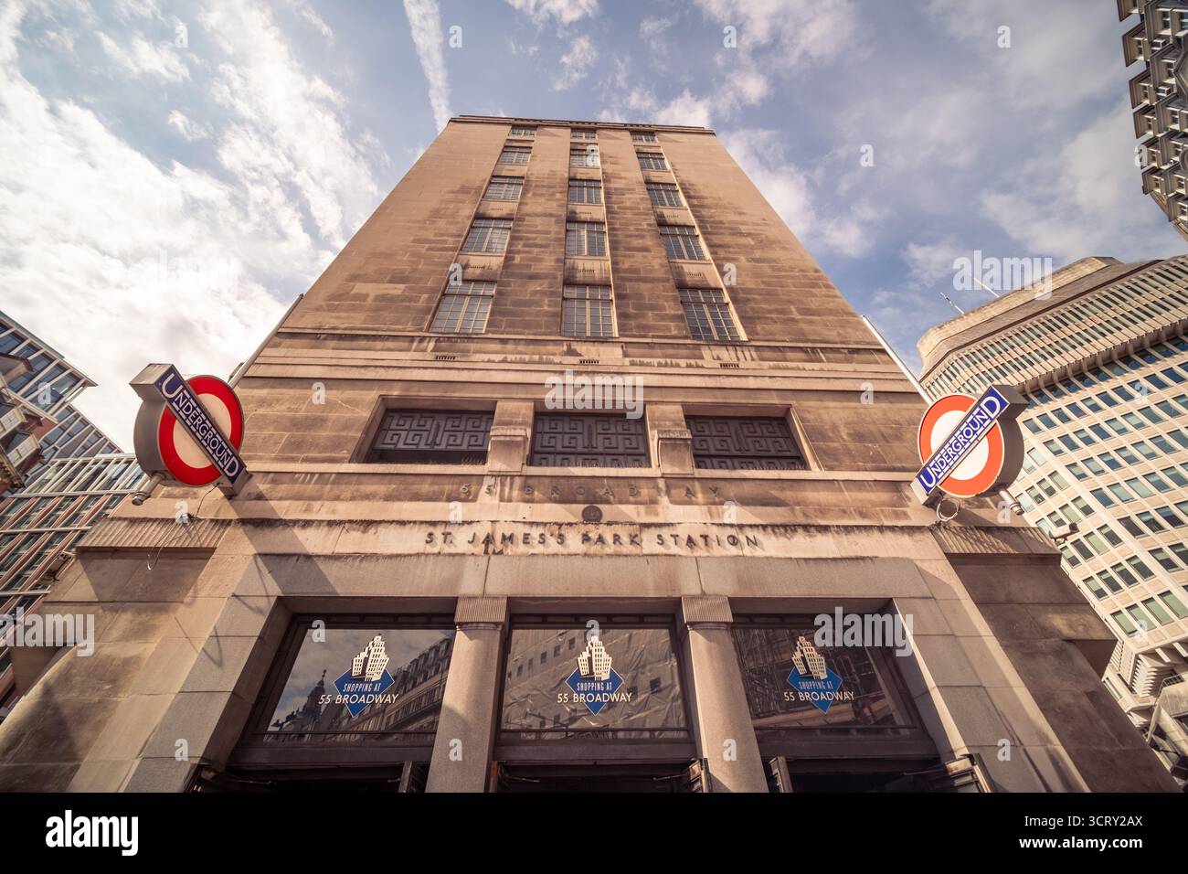 LONDRES- 23 AOÛT 2025 : établissement James's Park station- London Underground station dans Westminster-Grade I bâtiment classé, remarquable pour son design Art déco Banque D'Images