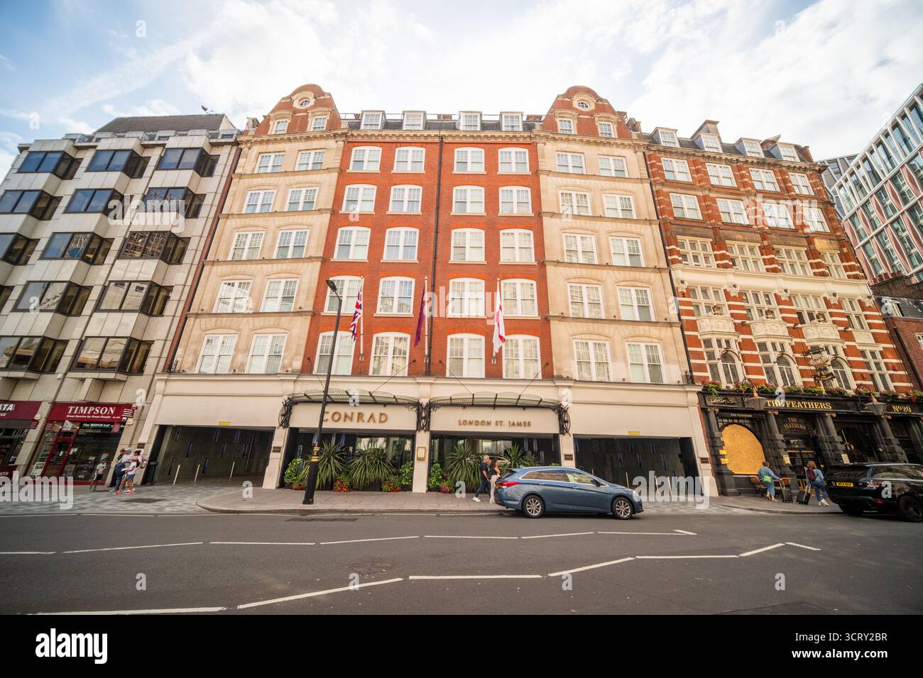 LONDRES- 23 AOÛT 2025 : le Conrad London propose James - hôtel de luxe 5 étoiles à Westminster, connu pour son design élégant et sa cuisine britannique contemporaine Banque D'Images