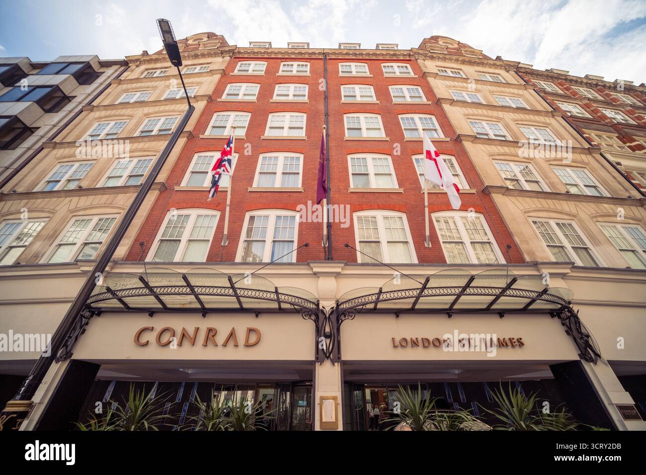 LONDRES- 23 AOÛT 2025 : le Conrad London propose James - hôtel de luxe 5 étoiles à Westminster, connu pour son design élégant et sa cuisine britannique contemporaine Banque D'Images