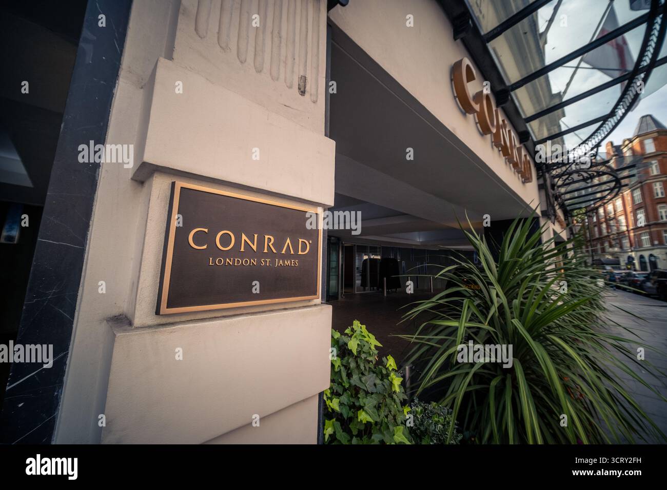 LONDRES- 23 AOÛT 2025 : le Conrad London propose James - hôtel de luxe 5 étoiles à Westminster, connu pour son design élégant et sa cuisine britannique contemporaine Banque D'Images