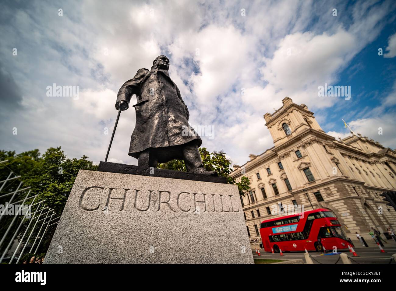 LONDRES - 23 AOÛT 2025 : Statue de Winston Churchill - premier ministre britannique de la seconde Guerre mondiale - sur Parliament Square à Westminster Banque D'Images