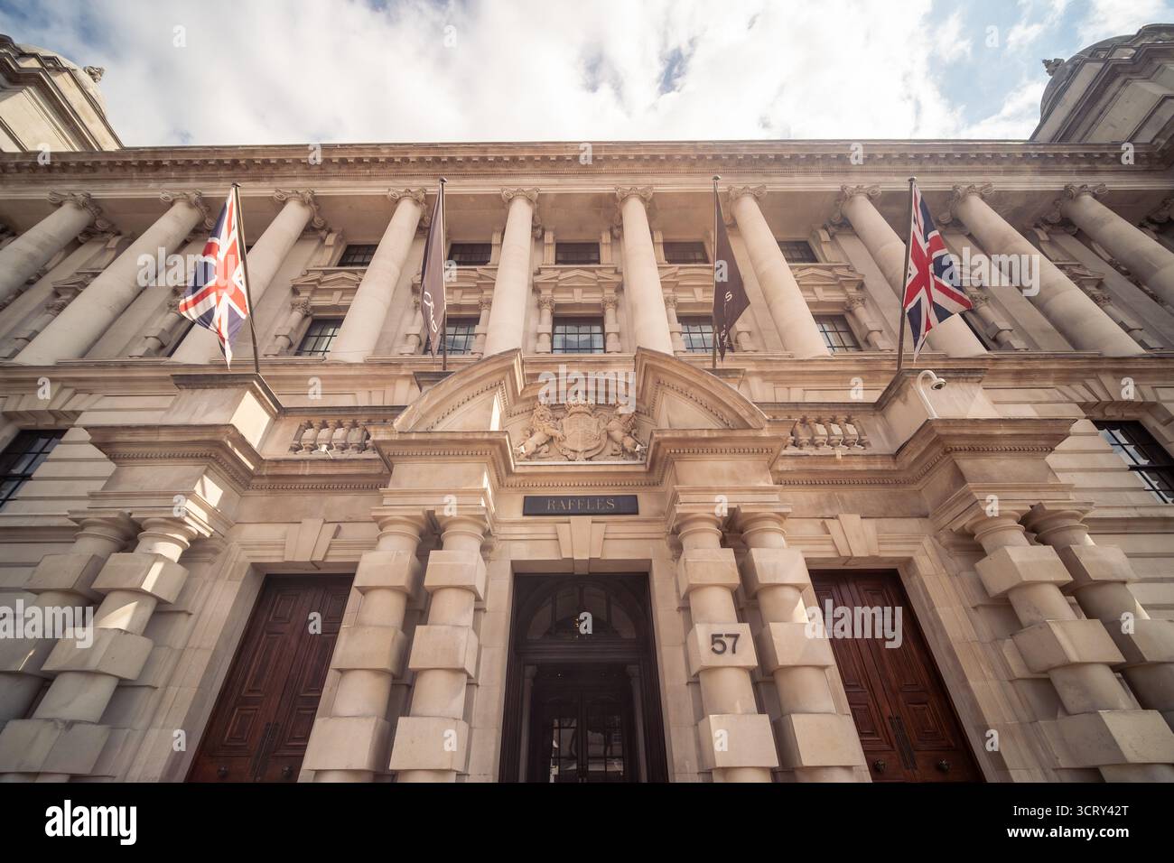 LONDRES - 23 AOÛT 2025 : le Raffles London at the OWO est un hôtel de luxe situé dans le bâtiment historique Old War Office (OWO) sur Whitehall. Banque D'Images