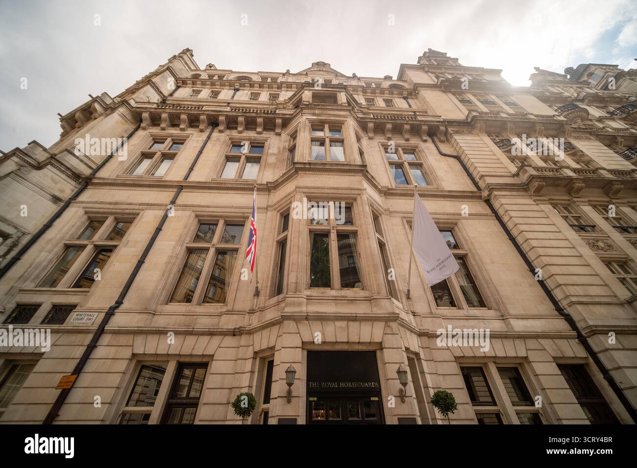 LONDRES - 23 AOÛT 2025 : le Royal Horseguard Hotel est un hôtel cinq étoiles situé au 2 Whitehall court dans le centre de Londres. Banque D'Images