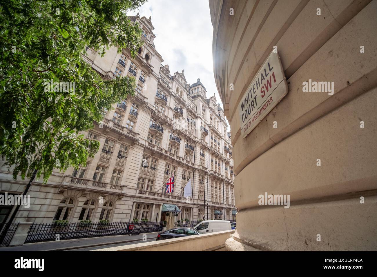 LONDRES - 23 AOÛT 2025 : le Royal Horseguard Hotel est un hôtel cinq étoiles situé au 2 Whitehall court dans le centre de Londres. Banque D'Images