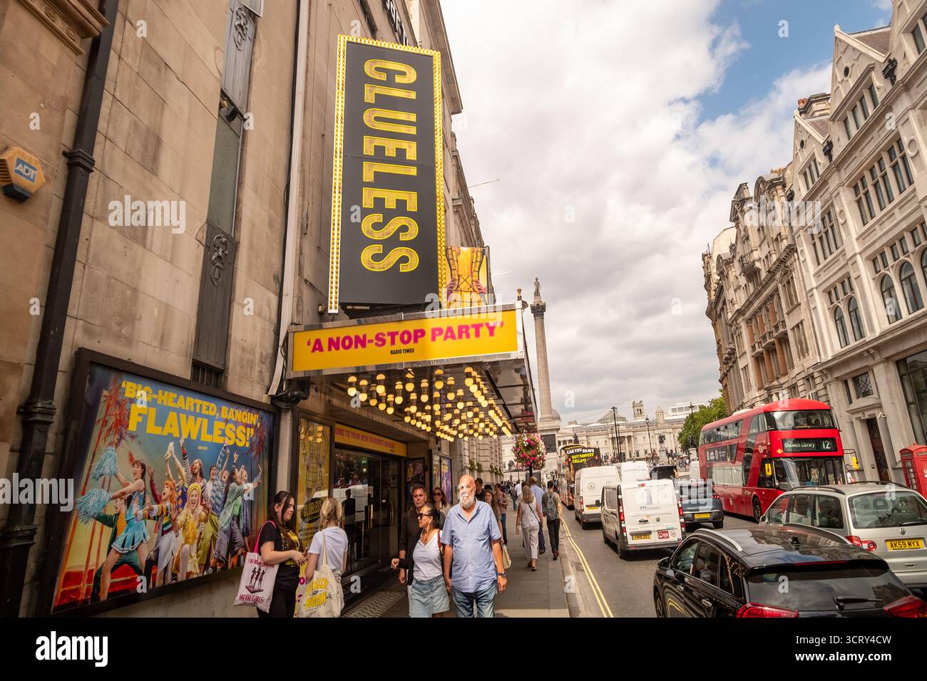 LONDRES- 23 AOÛT 2025 : scène de rue par Trafalgar Square et Clueless : The musical- au Trafalgar Theatre dans le West End de Londres Banque D'Images