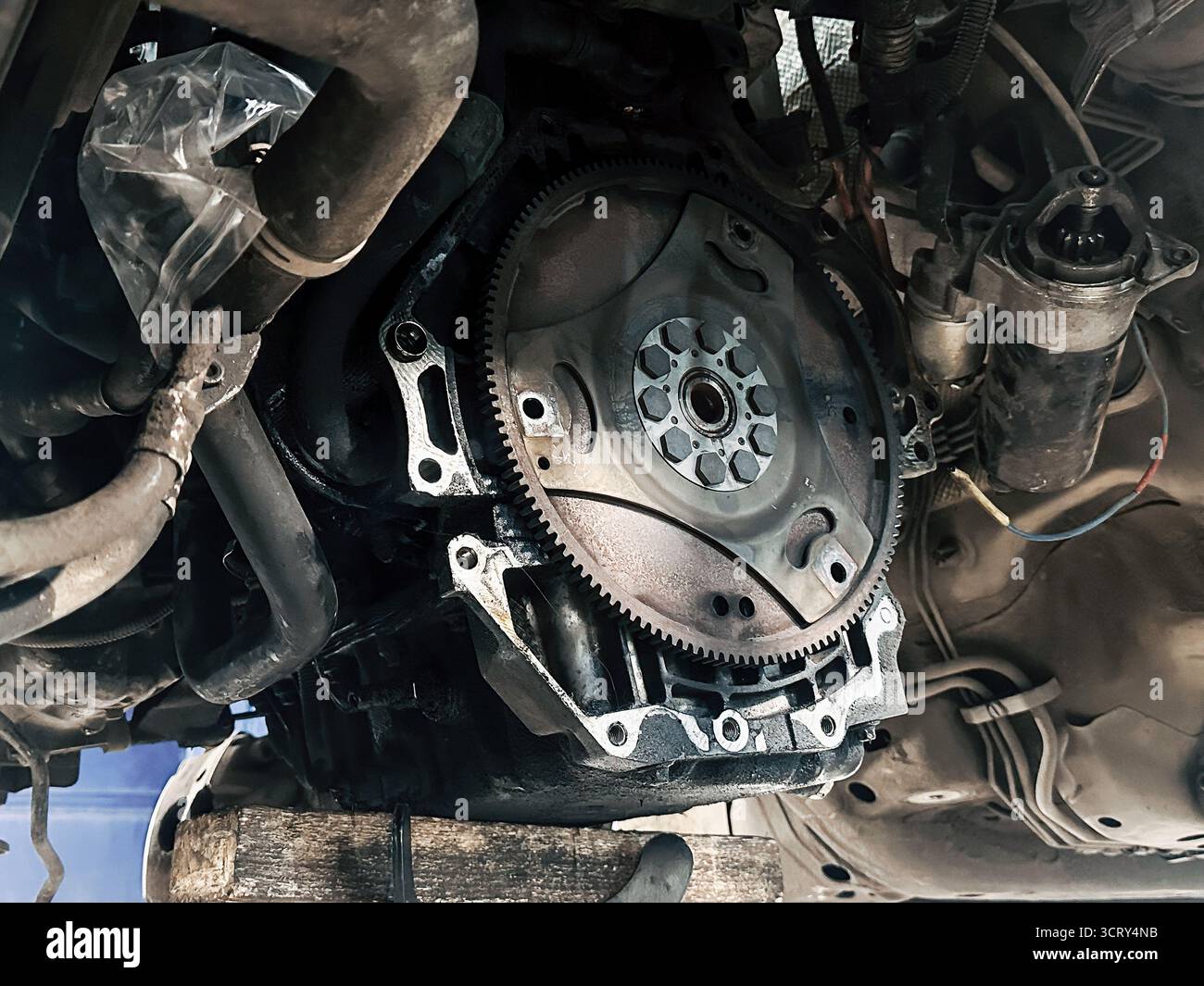 Démarreur de volant moteur de voiture exposé pendant le processus d'entretien de réparation de la transmission. Banque D'Images