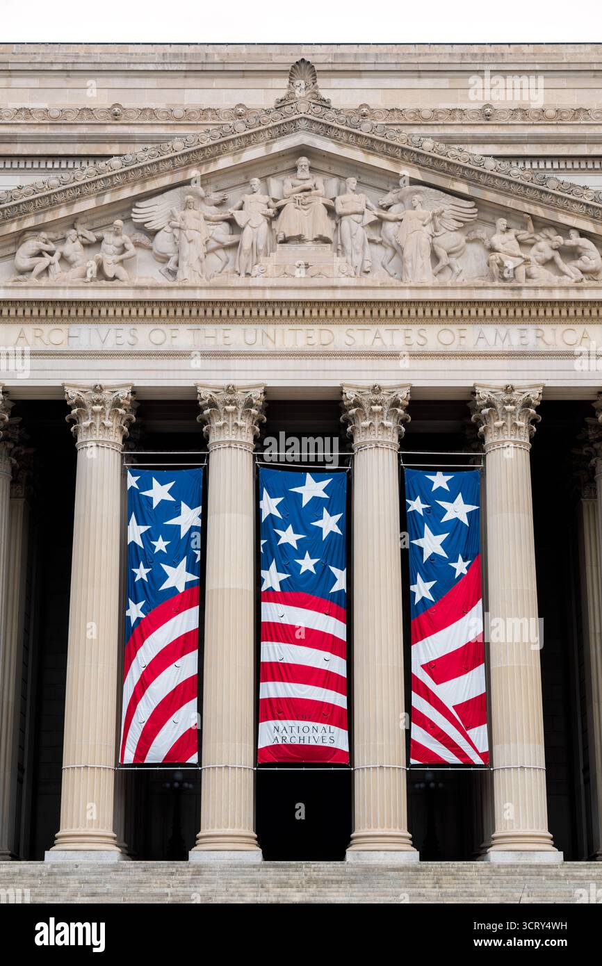 Bâtiment des Archives nationales fronton sud Washington DC // WASHINGTON DC — le fronton monumental de calcaire sud de l'Indiana du bâtiment des Archives nationales, intitulé « Recorder of the Archives », couronne l'entrée de Constitution Avenue. Sculpté par James Earle Fraser et Laura Gardin Fraser de 1934 à 1935, il mesure 118 pieds (35,97 mètres) de large sur 18 pieds (5,49 mètres) de haut, ce qui en fait l'un des plus grands frontaux de Washington DC. La composition allégorique comporte l'enregistreur, symbolisant la connaissance et l'accès, entouré de figures illustrant le processus d'archivage. Ce fronton est un élément clé Banque D'Images