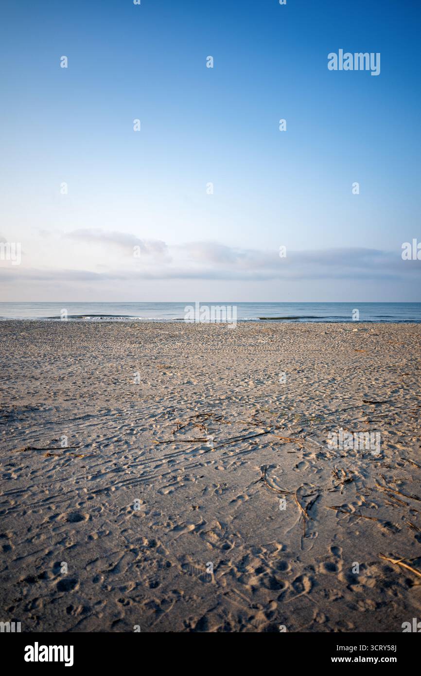 Plage à Isle of Palms Caroline du Sud tôt le matin // ISLE OF PALMS, Caroline du Sud — la plage de sable à Isle of Palms, Caroline du Sud, est vue tôt le matin. Cette ville insulaire barrière est une destination touristique populaire et une communauté résidentielle située le long de l'océan Atlantique. Isle of Palms fait partie de la région métropolitaine de Charleston et est connue pour ses larges plages et sa beauté naturelle. L'île propose diverses activités récréatives, notamment la natation, les bains de soleil et les sports nautiques. Elle se trouve juste à l'est de Charleston, séparée par la voie navigable intracôastale. Banque D'Images