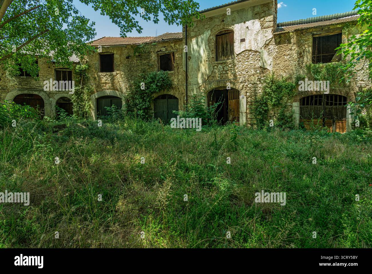 Les maisons Verlasce, un amphithéâtre romain dans le centre moderne de Venafro ; il a subi des modifications médiévales et du XVIIe siècle au fil du temps. Molise Banque D'Images