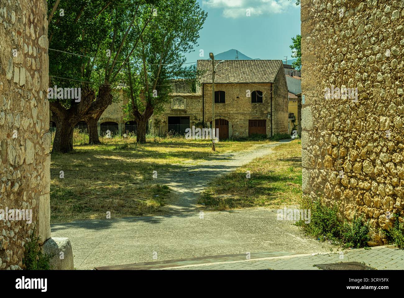 Les maisons Verlasce, un amphithéâtre romain dans le centre moderne de Venafro ; il a subi des modifications médiévales et du XVIIe siècle au fil du temps. Molise Banque D'Images