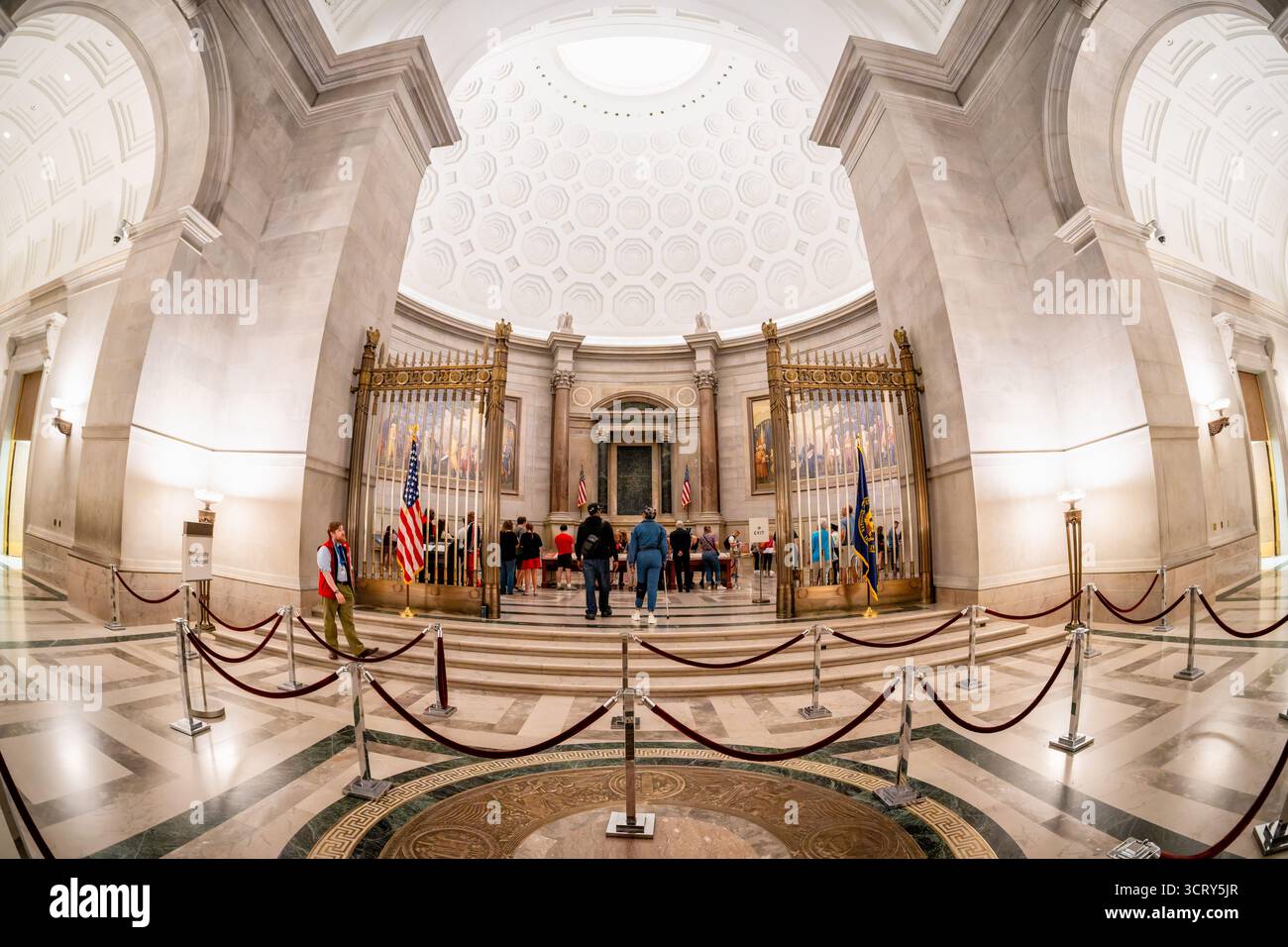 Archives nationales Rotunda Constitution Déclaration d'indépendance Déclaration des droits Washington DC | WASHINGTON D.C., États-Unis — des portes en bronze encadrent l'entrée de la Rotonde pour les Chartes de liberté, où la Déclaration d'indépendance, la Constitution et la Déclaration des droits originales sont affichées sous un dôme à caissons. Les peintures murales de Barry Faulkner flanquent la chambre et l'architecte John Russell Pope conçoit la salle de marbre comme le cœur cérémoniel du bâtiment des Archives nationales, achevé en 1935. Banque D'Images