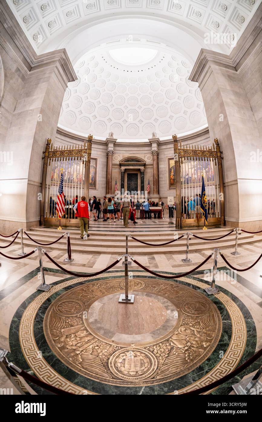 Intérieur de la rotonde des Archives nationales à Washington DC | WASHINGTON DC — La rotonde pour les Chartes de la Liberté au Musée des Archives nationales est le foyer permanent de la Déclaration d'indépendance originale, de la Constitution des États-Unis et du Bill of Rights. Ces documents fondateurs sont collectivement connus sous le nom de Chartes de la Liberté, centrales pour la démocratie américaine. Le grand espace architectural, conçu par l'architecte John Russell Pope, présente un grand plafond en dôme et des murs en marbre, avec une médaille en bronze proéminente ornant le sol. La National Archives and Records Administration (NAR Banque D'Images