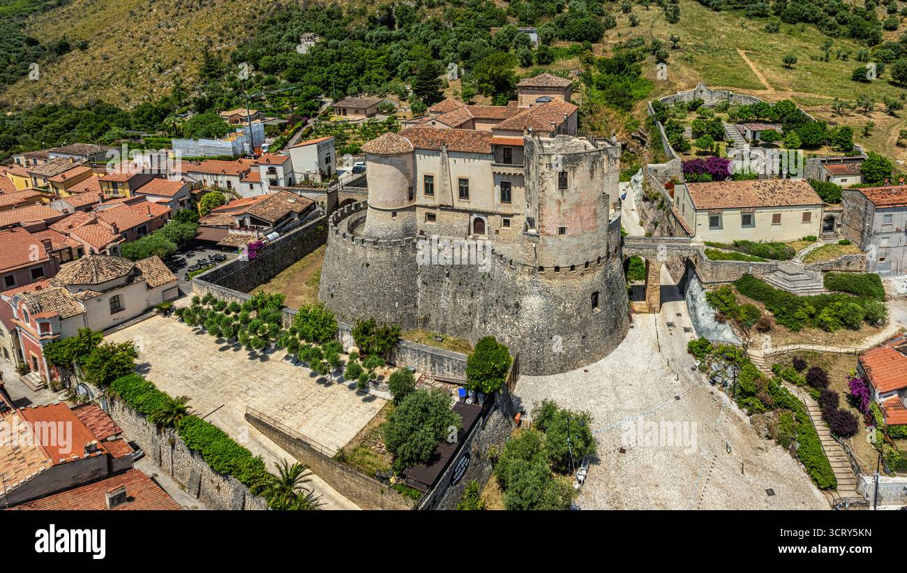 Vue panoramique aérienne de Venafro, montrant le château de Pandone et les bâtiments historiques de la ville nichés dans les collines de Molise. Venafro, province d'Isernia Banque D'Images
