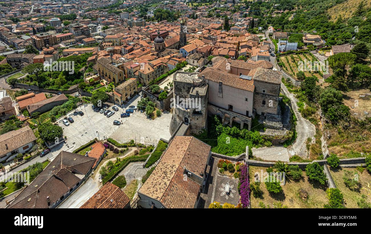 Vue panoramique aérienne de Venafro, montrant le château de Pandone et les bâtiments historiques de la ville nichés dans les collines de Molise. Venafro, province d'Isernia Banque D'Images