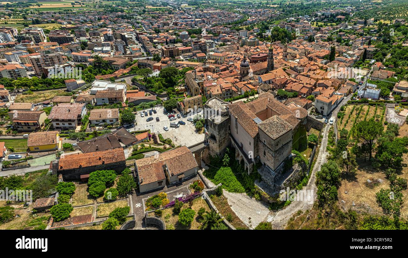 Vue panoramique aérienne de Venafro, montrant le château de Pandone et les bâtiments historiques de la ville nichés dans les collines de Molise. Venafro, province d'Isernia Banque D'Images