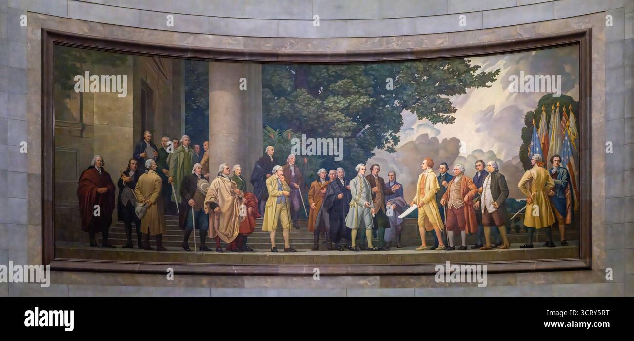 Constitution of the United States mural National Archives Washington DC // WASHINGTON DC — la peinture murale Constitution of the United States de Barry Faulkner représente James Madison présentant le document à George Washington et à d'autres délégués. Achevée en 1936, cette peinture à l'huile monumentale est l'une des deux peintures murales historiques situées dans la rotonde du bâtiment des Archives nationales. Les Archives nationales préservent et fournissent un accès public aux documents essentiels du gouvernement des États-Unis. Le bâtiment, situé à Washington, D.C. est le siège permanent des Charters of Freedom. Banque D'Images