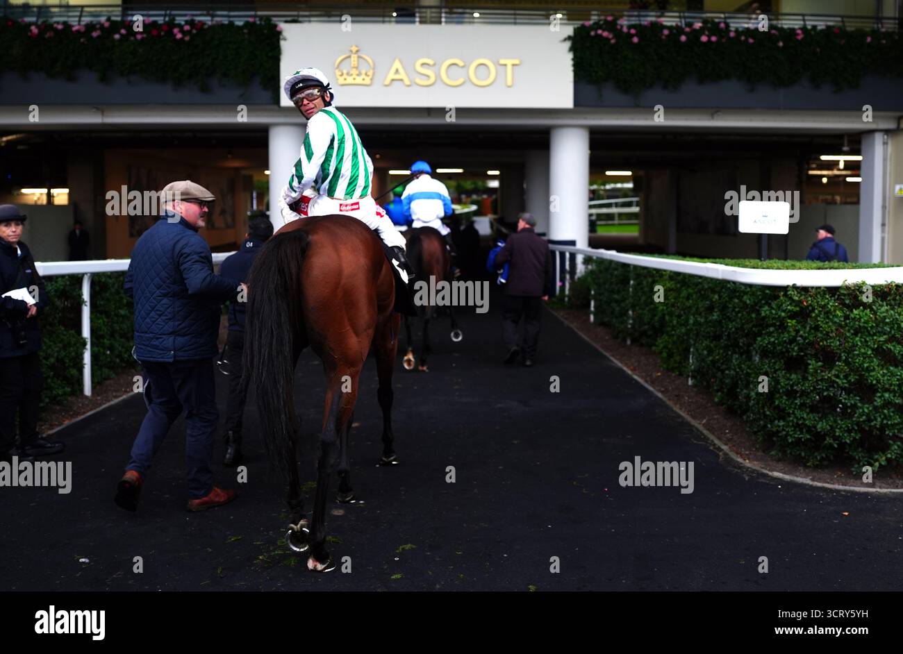 Le jockey Sean Levey entre sur le ring de la parade après sa victoire dans le Victoria Racing Club classé Stakes with Angel Hunter à Ascot Racecourse. Date de la photo : vendredi 3 octobre 2025. Banque D'Images