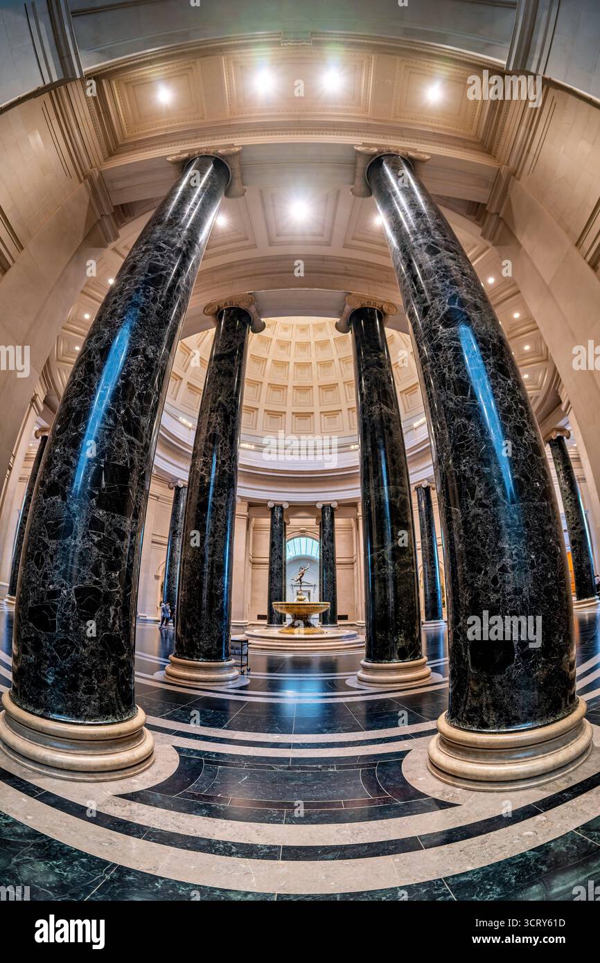 Fontaine de la National Gallery of Art Washington DC // WASHINGTON DC — la fontaine Mercure de Giambologna est un élément central de la rotonde du bâtiment ouest de la National Gallery of Art. Cette fonte de bronze du chef-d'œuvre du XVIe siècle de Giambologna représente le Dieu romain Mercure en vol. La grande rotonde se caractérise par ses imposantes colonnes de marbre vert foncé et son plafond en dôme à caissons. Conçu par John Russell Pope, l'édifice néoclassique de l'Ouest a ouvert ses portes en 1941 et est un élément clé de la National Gallery of Art sur le National Mall. Banque D'Images