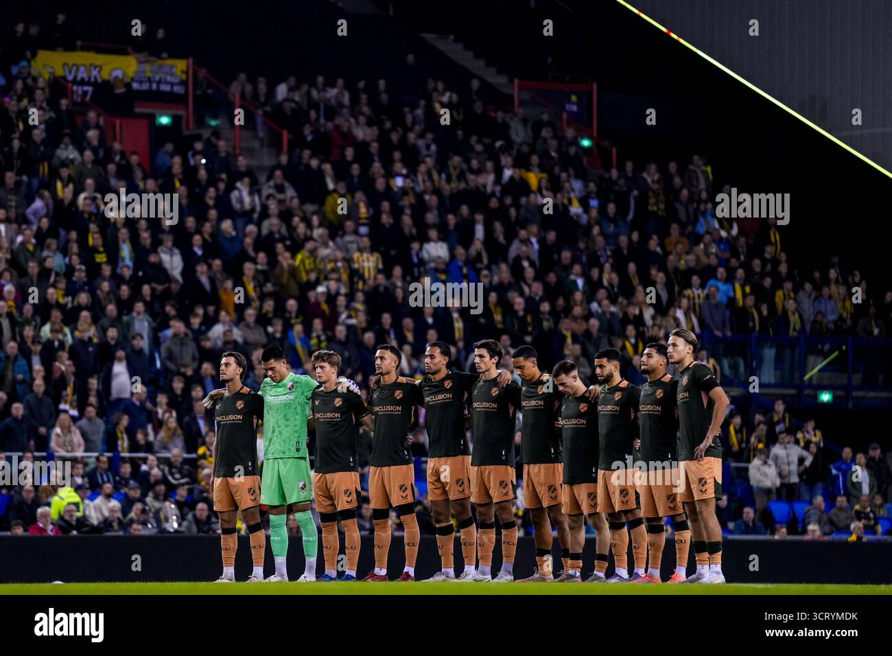 Arnhem, pays-Bas. 03 Oct, 2025. ARNHEM, 03-10-2025, GelreDome, saison 2025/2026, Néerlandais Keuken Kampioen Divisie football, match entre vitesse et Jong FC Utrecht, la photo montre les joueurs du Jong FC Utrecht observer une minute de silence pour l'ancien manager de l'équipe Jong FC Utrecht Rene van der Linden crédit : Pro Shots/Alamy Live News Banque D'Images