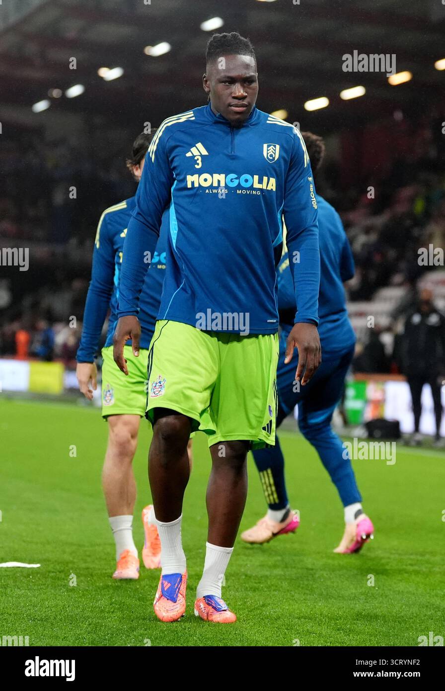 Calvin Bassey de Fulham se réchauffe avant le match de premier League au Vitality Stadium de Bournemouth. Date de la photo : vendredi 3 octobre 2025. Banque D'Images