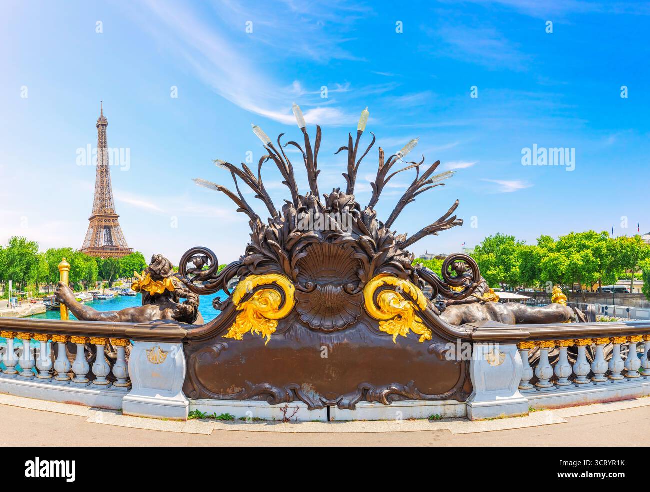 Sculpture en bronze sur le pont Alexandre III de Paris avec panorama de la Tour Eiffel derrière. Banque D'Images