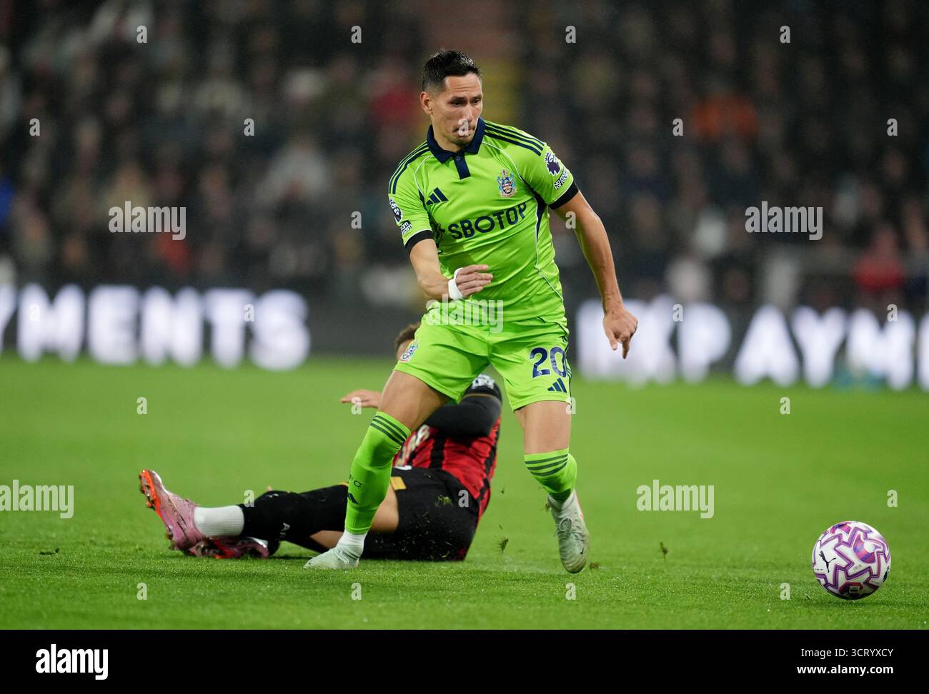 Sasa Lukic de Fulham dépasse Marcus Tavernier de Bournemouth lors du match de premier League au Vitality Stadium de Bournemouth. Date de la photo : vendredi 3 octobre 2025. Banque D'Images