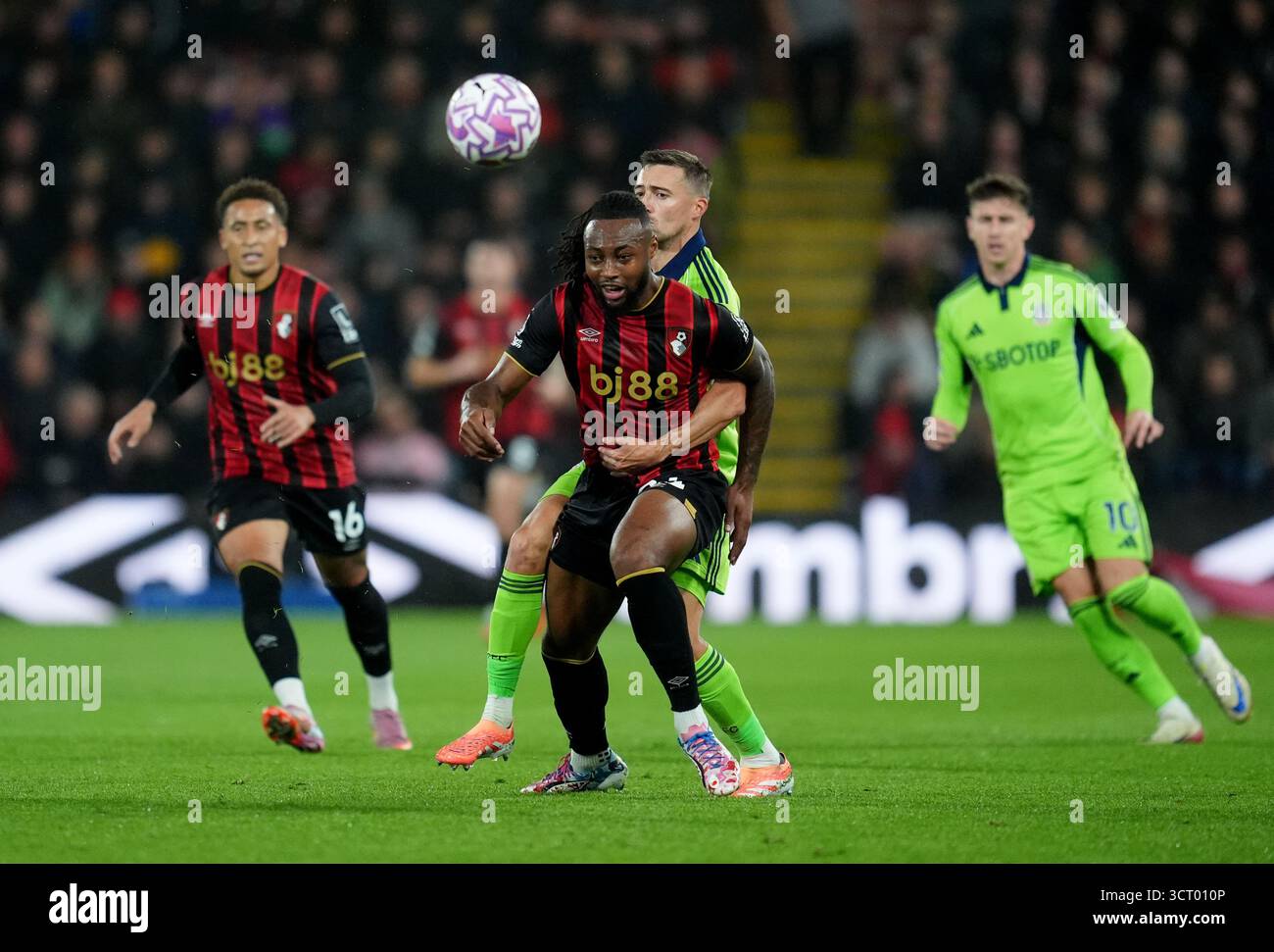 Timothy Castagne de Fulham et Antoine Semenyo de Bournemouth (au centre) se battent pour le ballon lors du match de premier League au Vitality Stadium de Bournemouth. Date de la photo : vendredi 3 octobre 2025. Banque D'Images