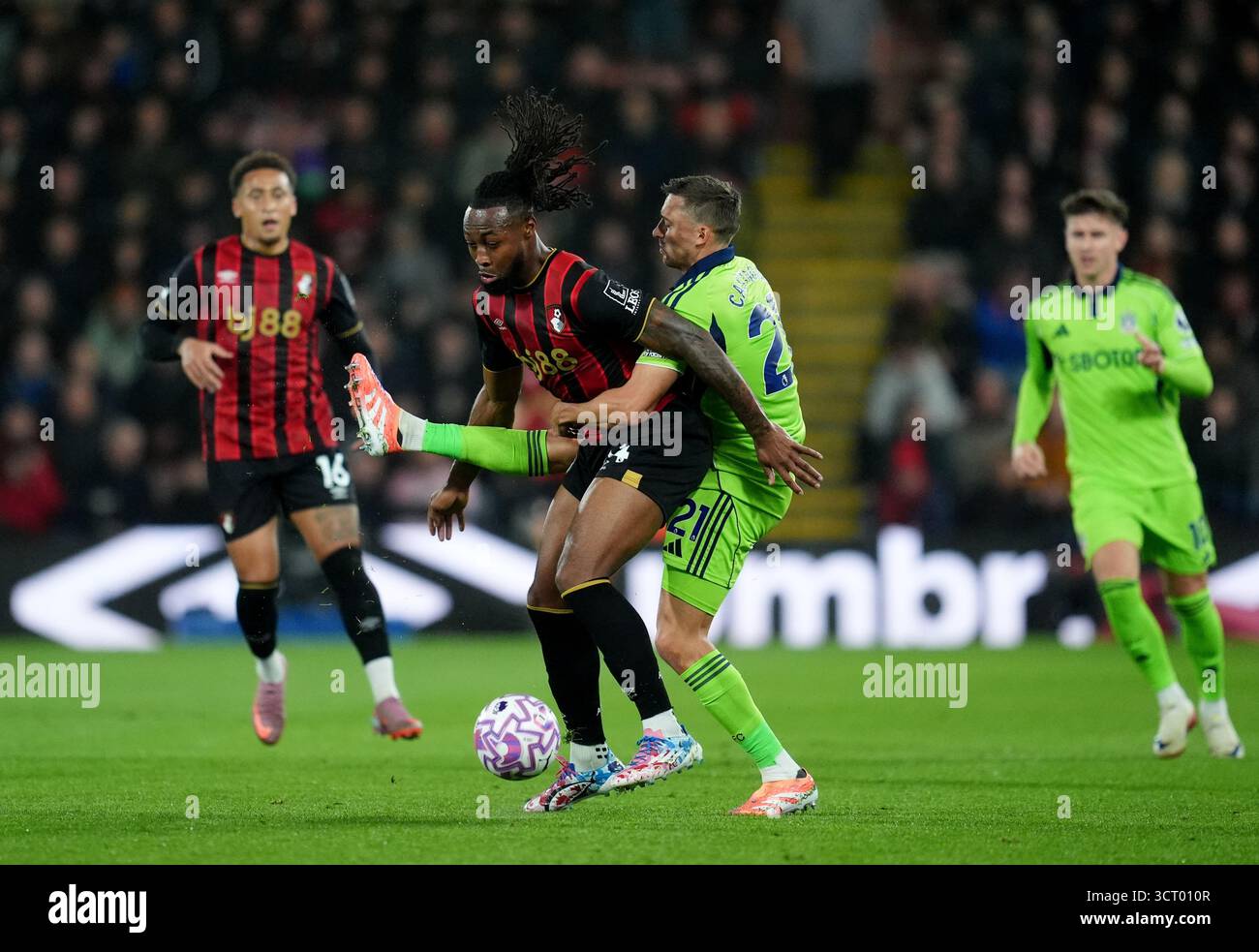 Timothy Castagne de Fulham et Antoine Semenyo de Bournemouth (au centre) se battent pour le ballon lors du match de premier League au Vitality Stadium de Bournemouth. Date de la photo : vendredi 3 octobre 2025. Banque D'Images