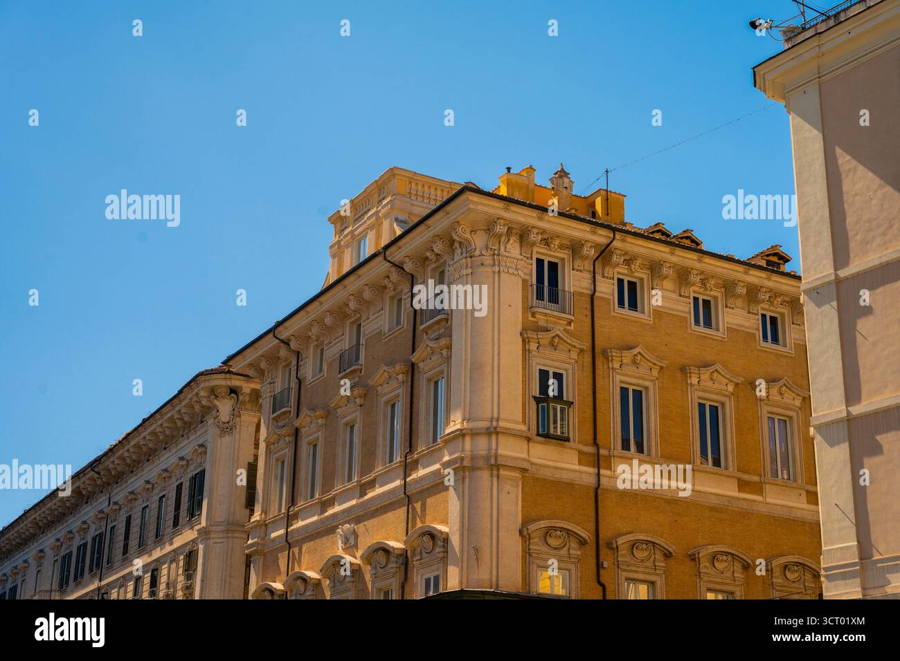 Rues de la ville et architecture dans le centre de Rome pendant l'été avec ciel bleu et soleil brillant Banque D'Images