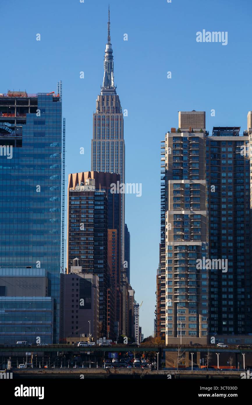 L'Empire State Building, les bâtiments résidentiels, la ligne d'horizon du centre-ville de manhattan au bord de l'Hudson River, New York City, États-Unis Banque D'Images