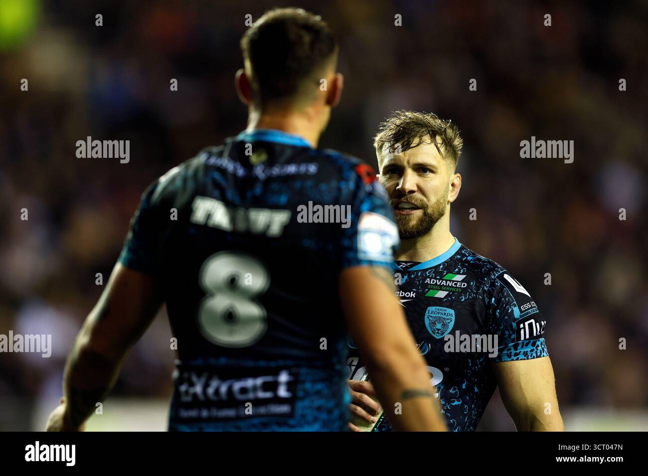 Owen Trout de Leigh Leopards (à gauche) et Matt Davis de Leigh Leopards en discussion lors du match de demi-finale de Betfred Super League au Brick Community Stadium, Wigan. Date de la photo : vendredi 3 octobre 2025. Banque D'Images
