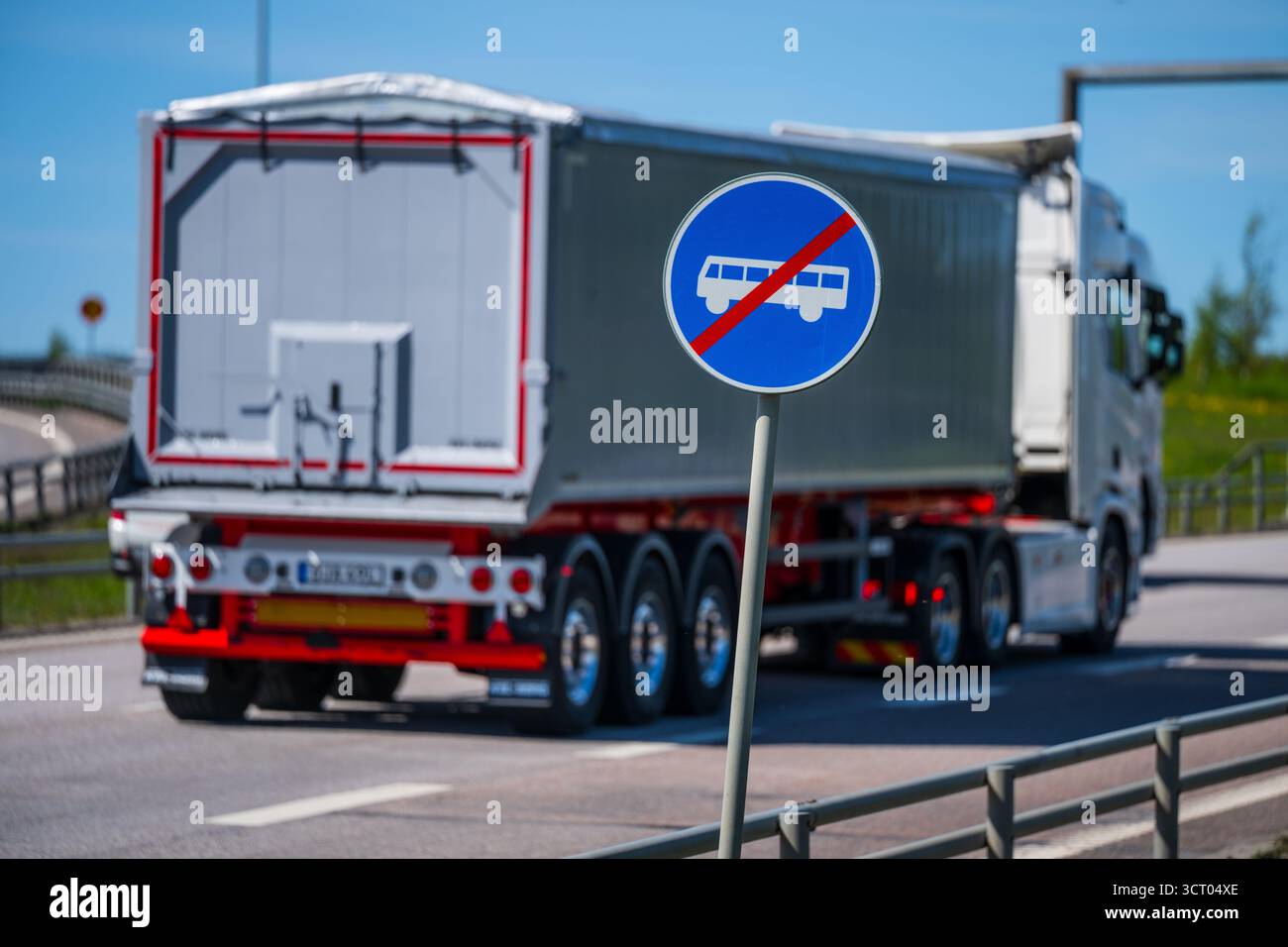Aucun panneau de zone de bus près du camion qui passe Banque D'Images