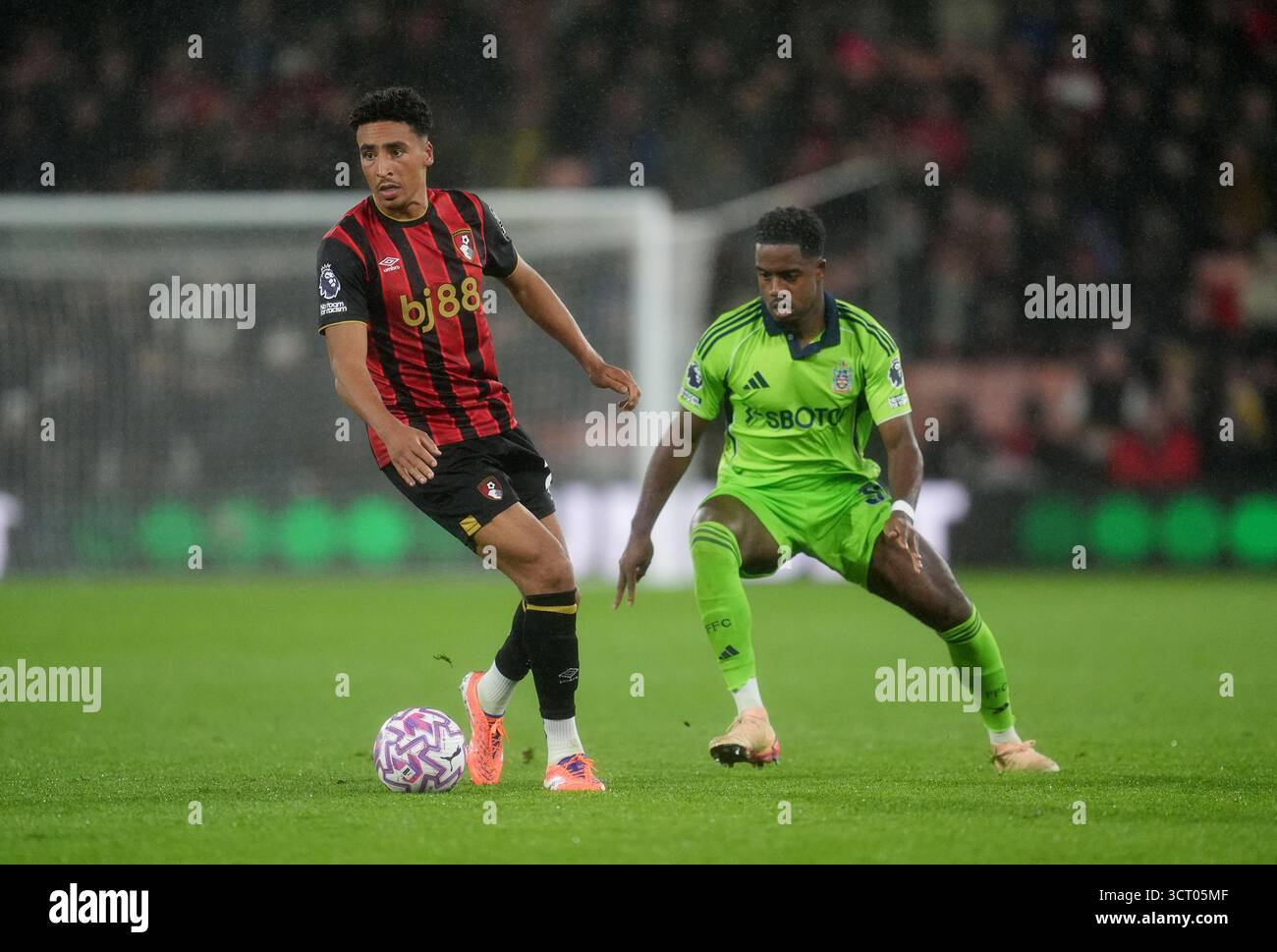 James Hill de Bournemouth (à gauche) et Ryan Sessegnon de Fulham (à droite) s'affrontent pour le ballon lors du match de premier League au Vitality Stadium de Bournemouth. Date de la photo : vendredi 3 octobre 2025. Banque D'Images