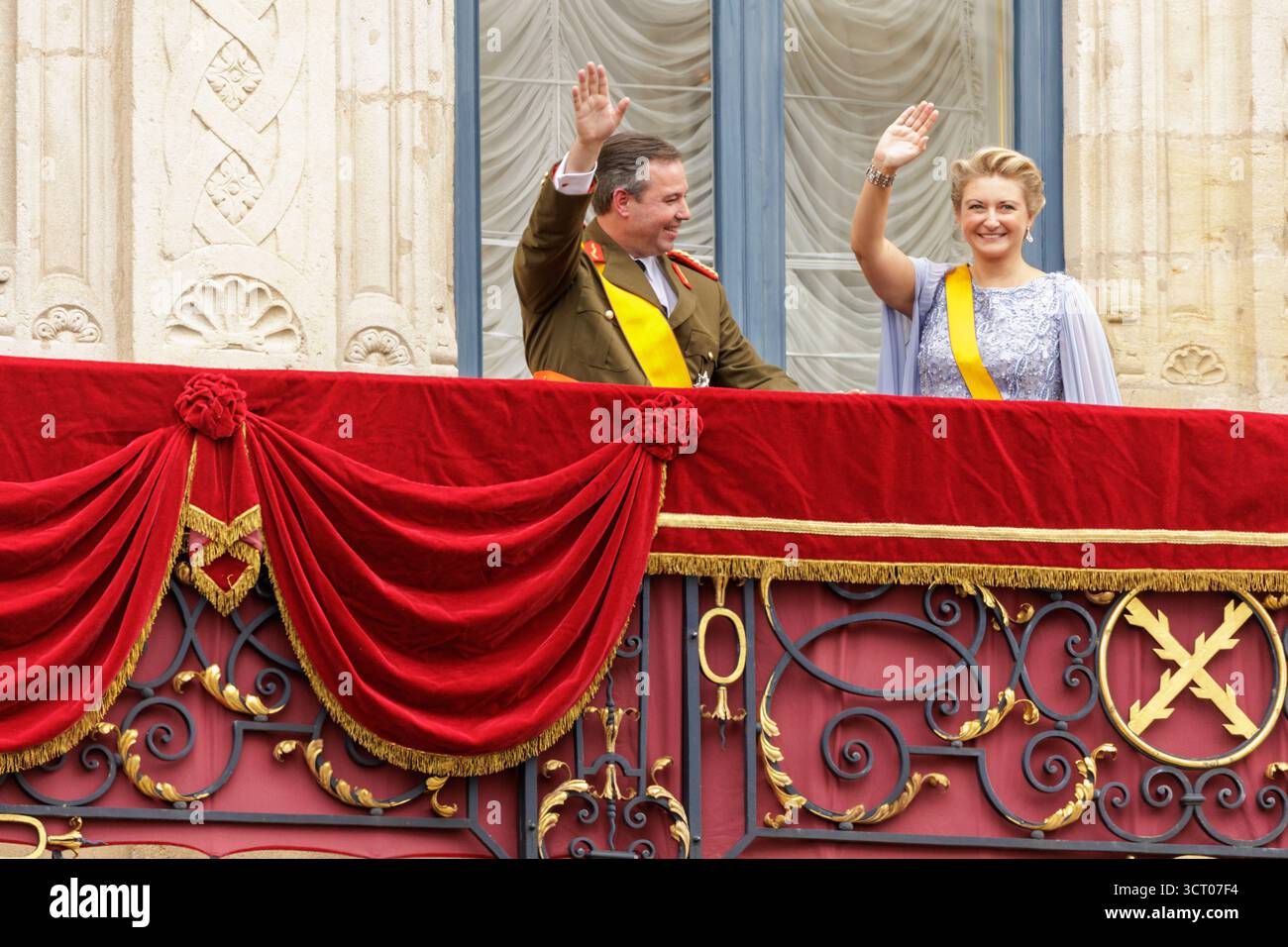 Ville de Luxembourg, Luxembourg. 03 Oct, 2025. Le Grand-Duc Guillaume et la Grande-Duchesse Stéphanie de Luxembourg font signe au public depuis le balcon du Palais grand-ducal lors des cérémonies de transition du trône à Luxembourg, Luxembourg, le 3 octobre 2025. Crédit : Aleksandr Nagornyi/Alamy Live News Banque D'Images