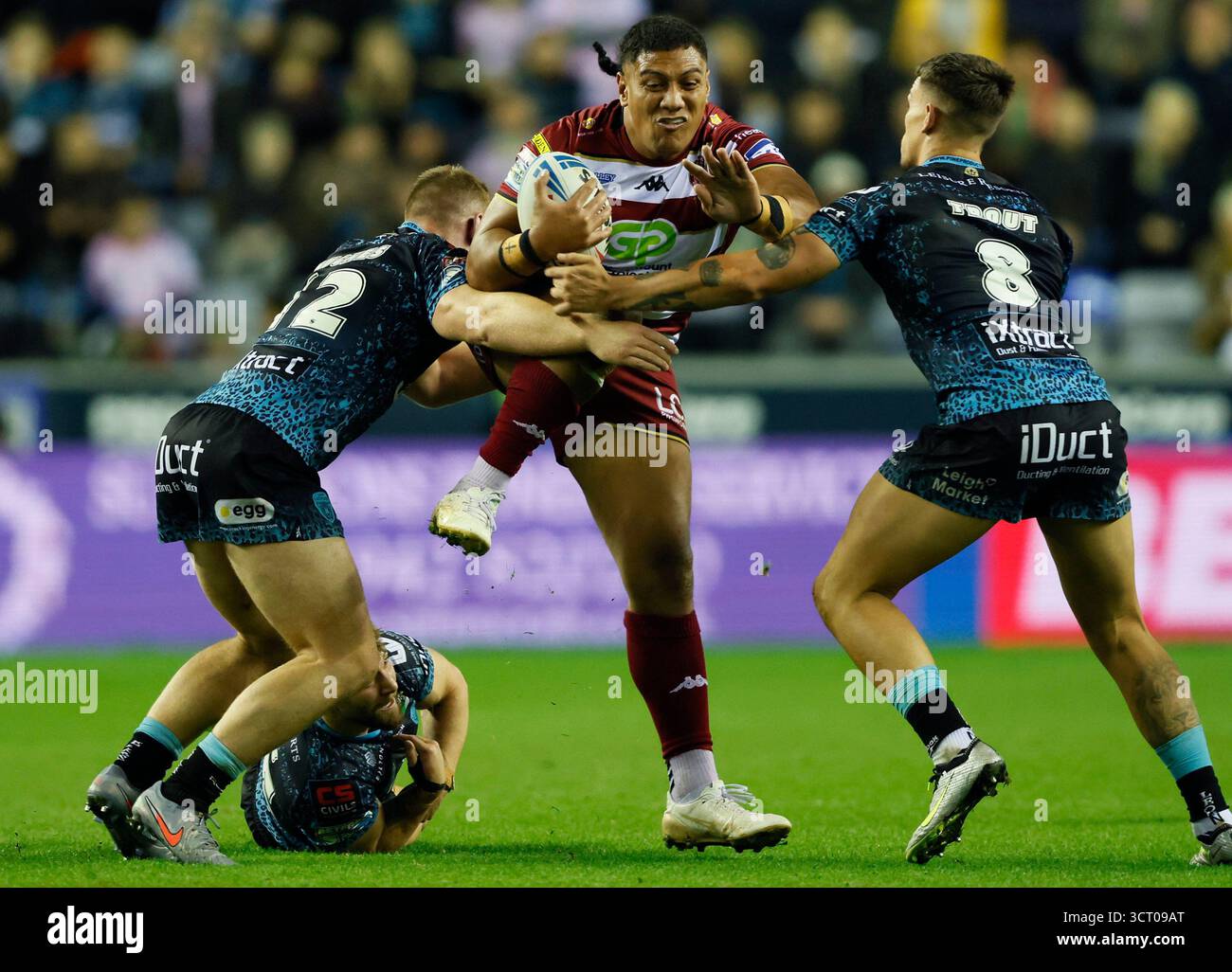 Patrick Mago des Warriors (au centre) tente de dépasser Jack Hughes des Leigh Leopards (à gauche) et Owen Trout lors du match de demi-finale de Betfred Super League au Brick Community Stadium de Wigan. Date de la photo : vendredi 3 octobre 2025. Banque D'Images