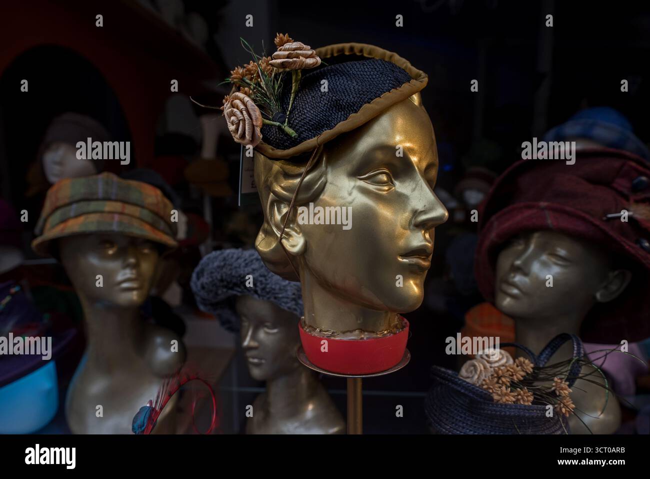 Mannequins tête Vintage dans la fenêtre de l'Fabhatrix hat shop dans le Grassmarket, Édimbourg, Écosse, Royaume-Uni. Banque D'Images