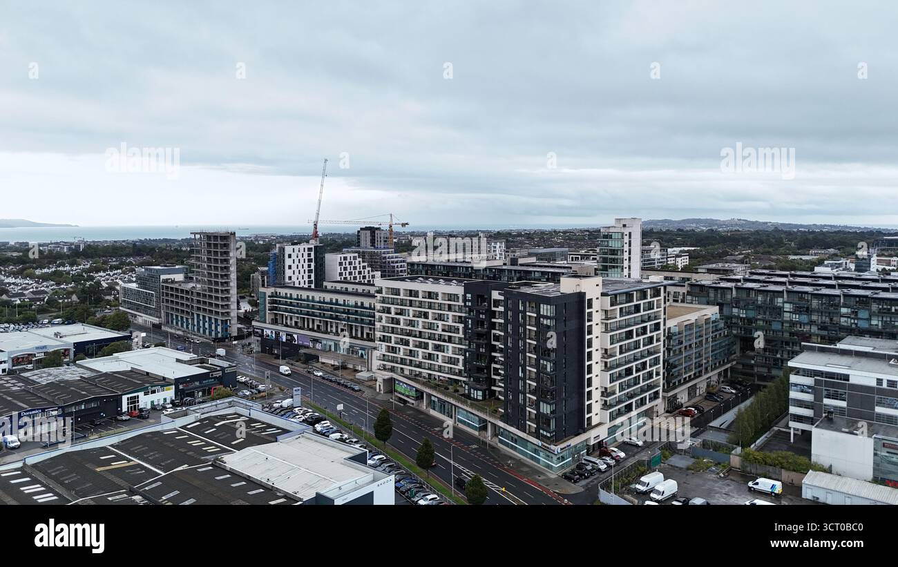 Dublin, Irlande - 30 août 2025 - vue aérienne des appartements et des bâtiments résidentiels en construction à côté de Sandyford Industrial Estate dans le sud de Dublin par un matin nuageux Banque D'Images