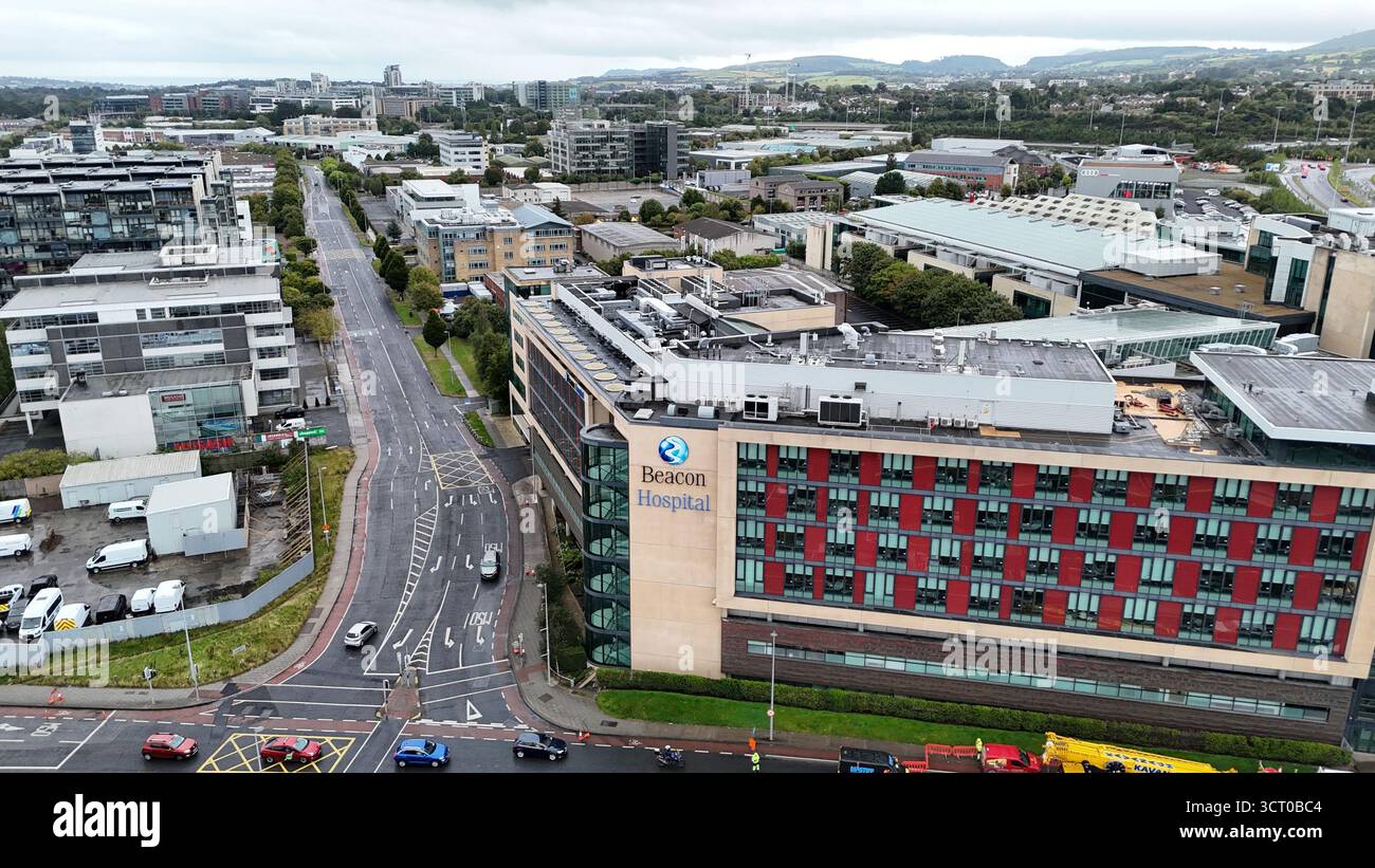 Dublin, Irlande - 30 août 2025 - vue aérienne de l'hôpital Beacon sur Blackthorn Drive dans la zone industrielle de Sandyford dans le sud de Dublin par un matin nuageux Banque D'Images