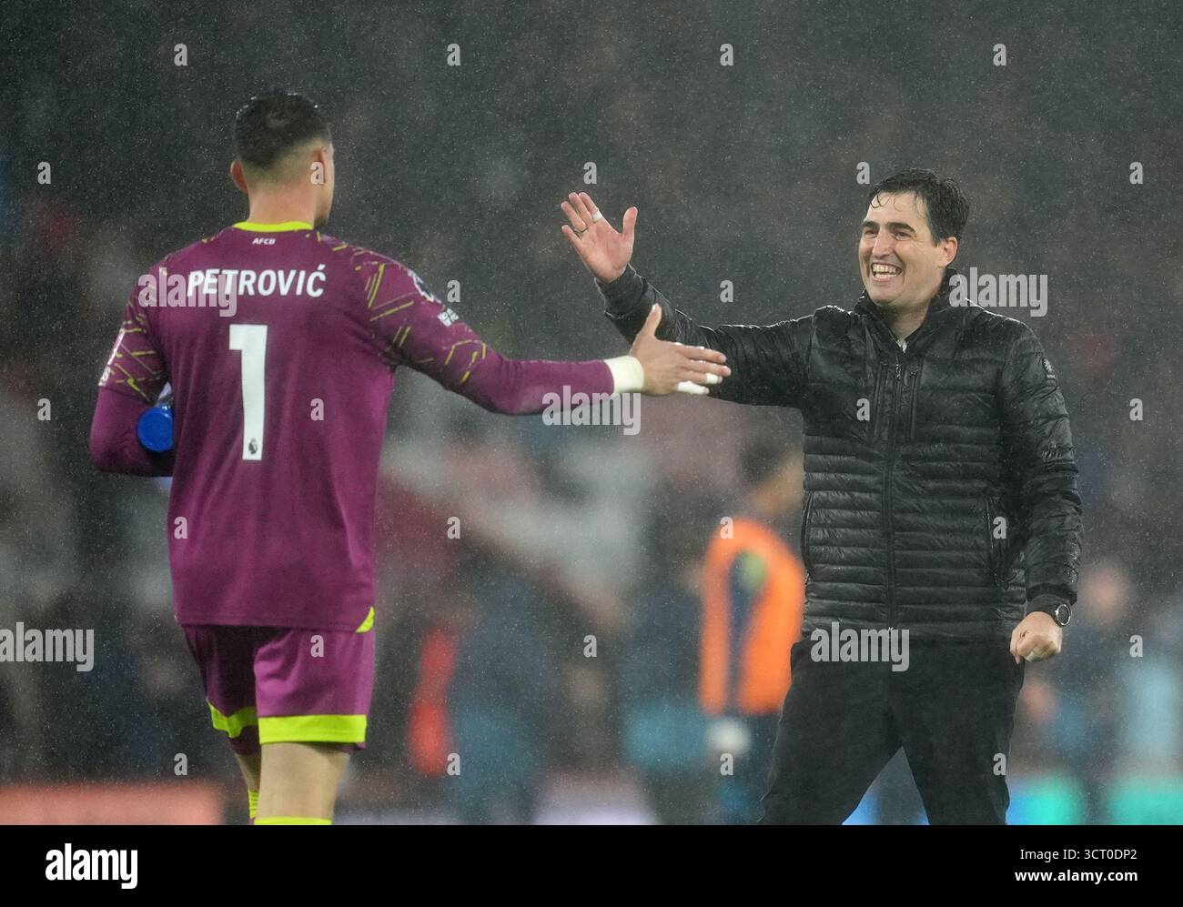 L’entraîneur de Bournemouth, Andoni Iraola (à droite), et le gardien de but de Bournemouth, Djordje Petrovic (à gauche), se serrent la main au coup de sifflet final après le match de premier League au Vitality Stadium de Bournemouth. Date de la photo : vendredi 3 octobre 2025. Banque D'Images