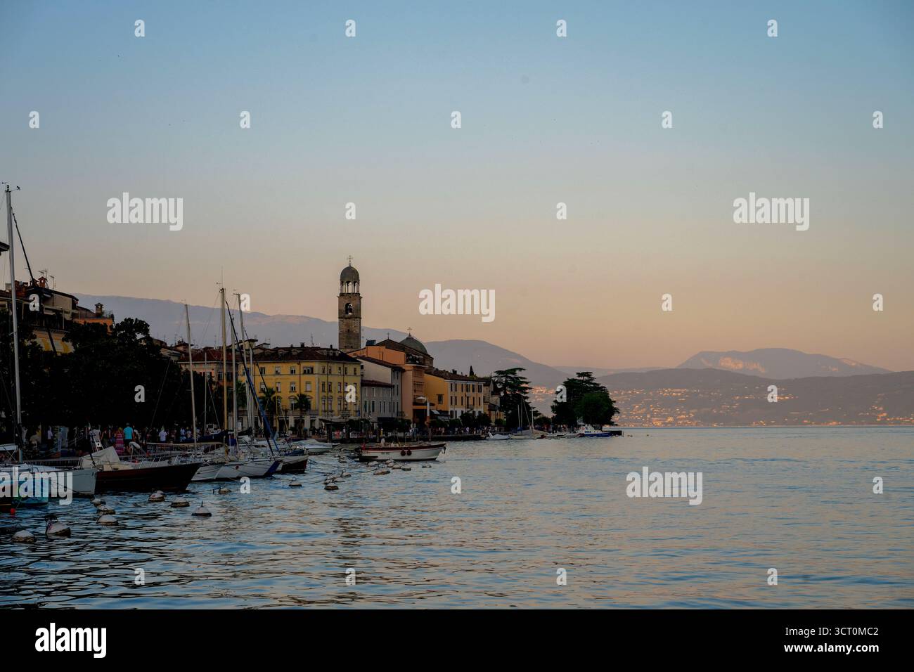 Bâtiments traditionnels dans la ville de Salo sur la rive ouest du lac de Garde en Italie Banque D'Images