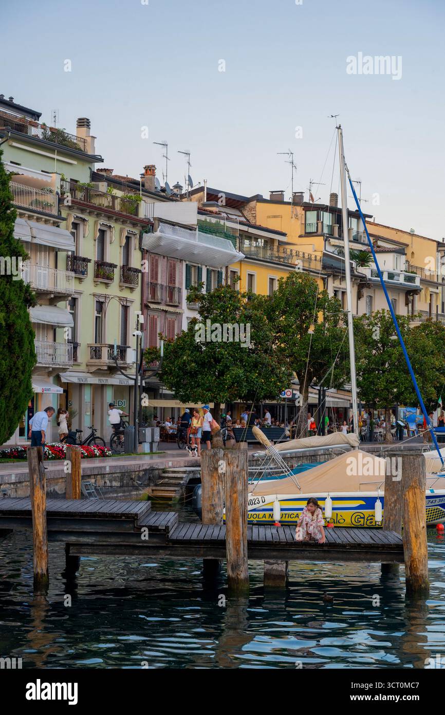 Bâtiments traditionnels dans la ville de Salo sur la rive ouest du lac de Garde en Italie Banque D'Images