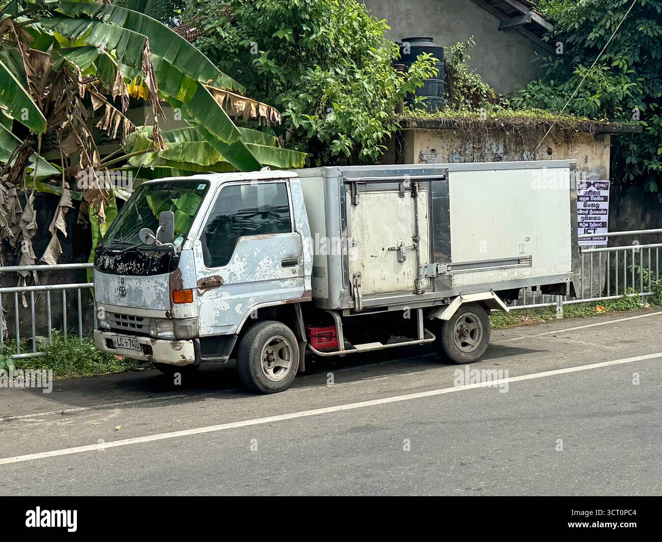 Aluthgama, Sri Lanka - 11 août 2025 : camion de transport réfrigéré Toyota Hiace usagé au bord de la route. Personne dans le véhicule. Banque D'Images
