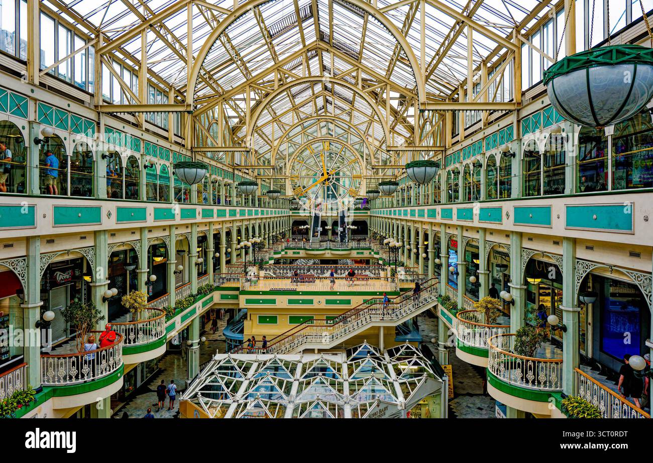 DUBLIN, IRLANDE - 16 août 2025 : le Stephen’s Green Shopping Centre dispose d’un atrium en verre saisissant et de l’un des intérieurs les plus reconnaissables de Dublin Banque D'Images