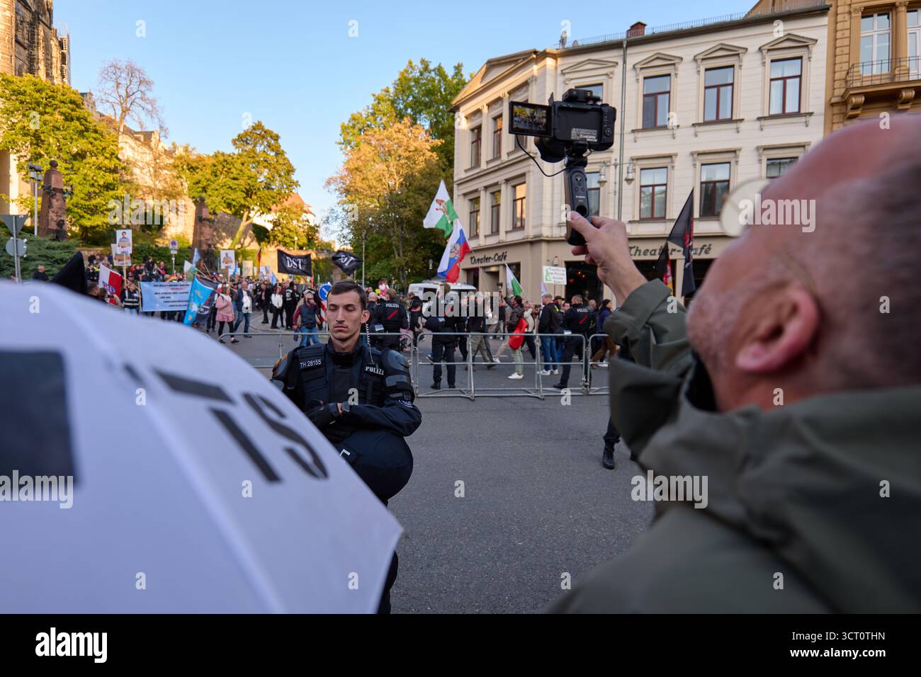 Altenburg, Allemagne – 03.10.2025 : manifestation pacifique contre une marche de droite Banque D'Images