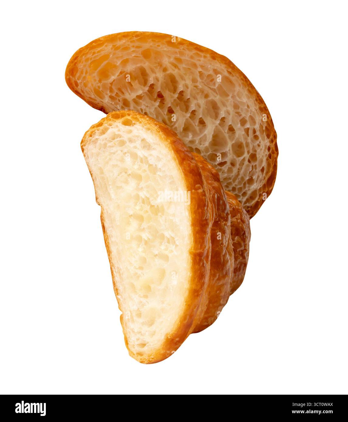 Vue de dessus de deux moitiés de croissant brun ou doré dans la pile est isolé sur fond blanc avec chemin de détourage. Banque D'Images