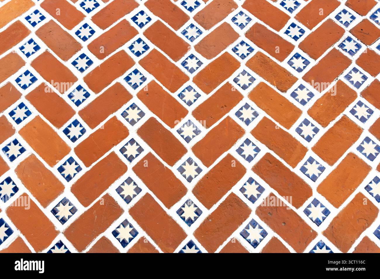 Un motif de briques avec des étoiles bleues et blanches. Le motif est composé de nombreuses briques de couleurs différentes. Ville de Puebla, Mexique, artisanat Banque D'Images