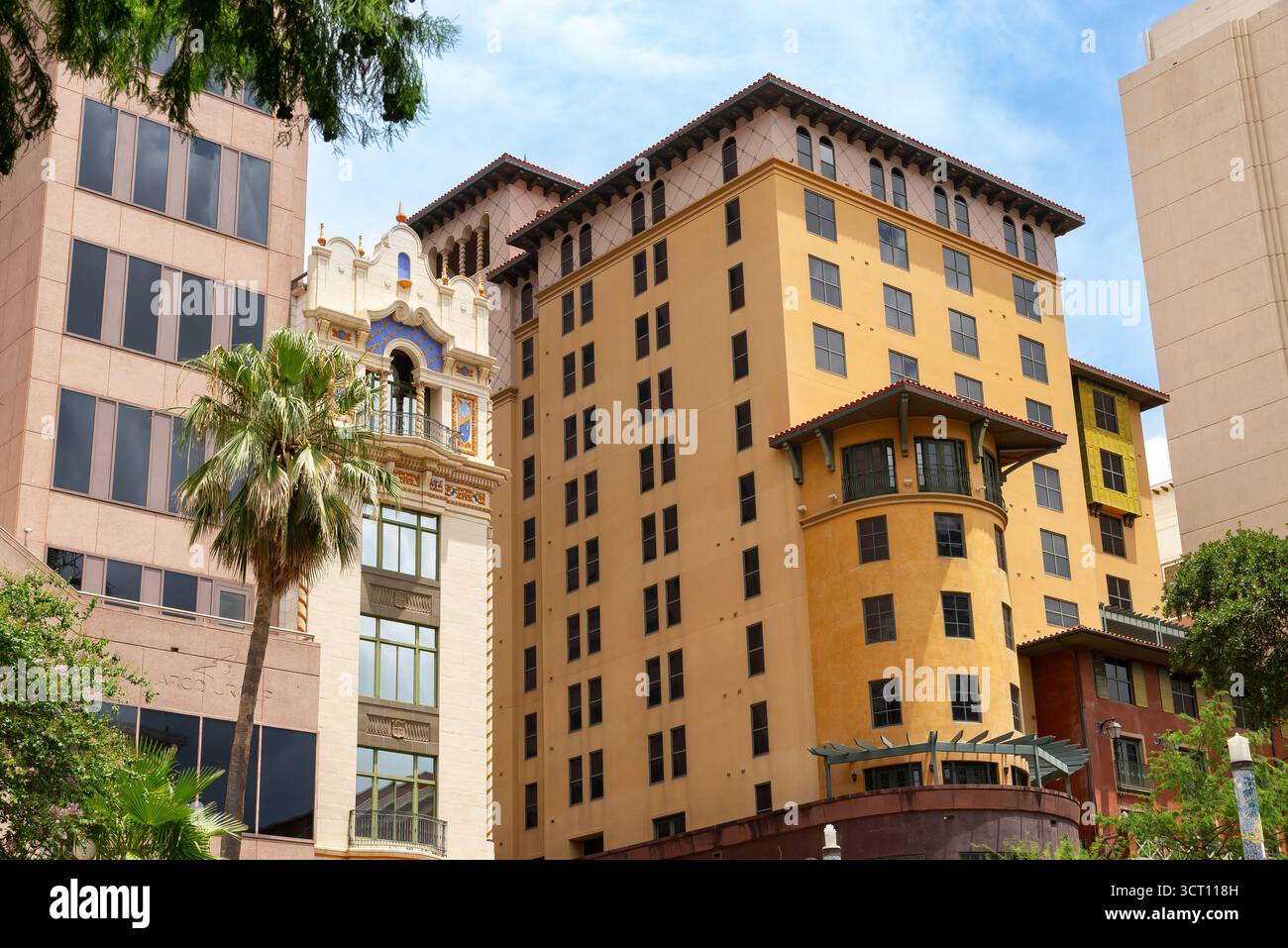 Vue des bâtiments du centre-ville depuis la promenade de la rivière à San Antonio, Texas, États-Unis. Banque D'Images