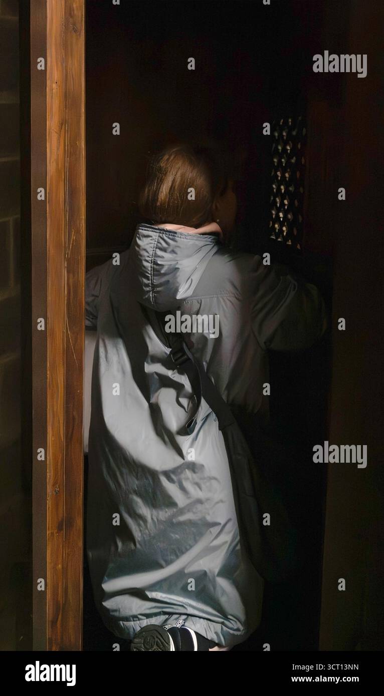 Femme dans un kiosque confessionnel dans une église catholique romaine Banque D'Images